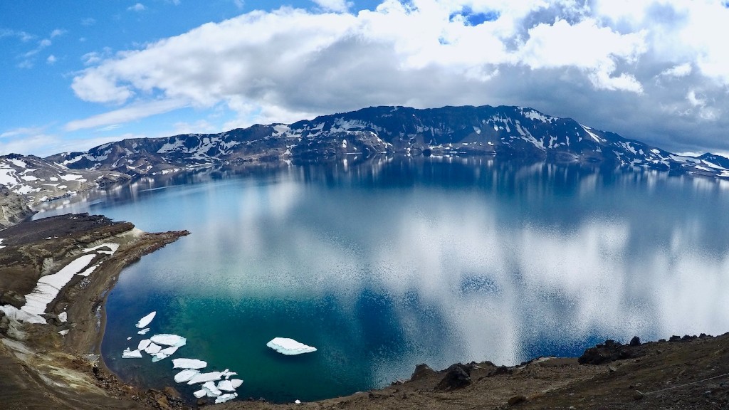 How long is crater lake path distance?