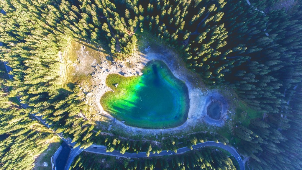 What is the drainage pattern of crater lake?